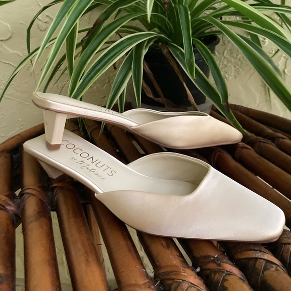 Coconuts by Matisse Women's Cream Mules NWOT - Picture 1 of 7